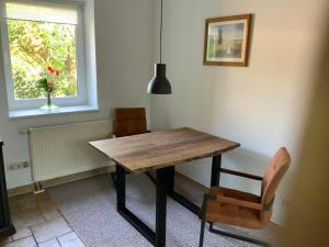吕本Lutki Dom的餐桌、两把椅子和窗户