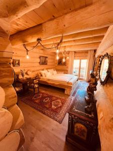 大格拉迪什泰Brvnara Antika的小木屋内一间卧室,配有一张床