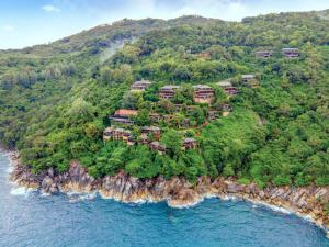 卡马拉海滩Paresa Resort Phuket - SHA Extra Plus的岛上度假胜地的空中景观