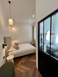 巴黎德斯贝奥克斯爱慈酒店的一间小卧室,配有床和窗户