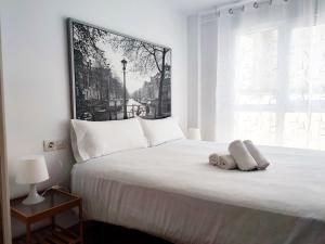 瓦伦西亚Flats Friends Nave的卧室配有白色的床和大窗户