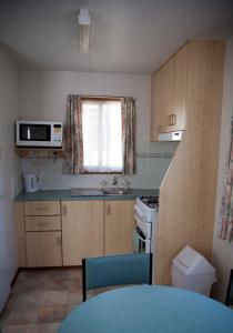 谢珀顿斯特拉叶大篷车公园度假村的一间带水槽和微波炉的小厨房