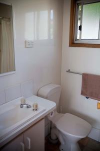 谢珀顿斯特拉叶大篷车公园度假村的白色的浴室设有卫生间和水槽。