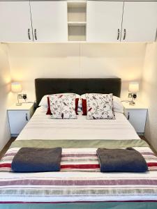 NewbridgeNew Forest Hideaway- Self Catering Accommodation的一间卧室配有带2个枕头的床