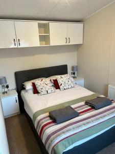 NewbridgeNew Forest Hideaway- Self Catering Accommodation的一张床上有两个枕头的房间