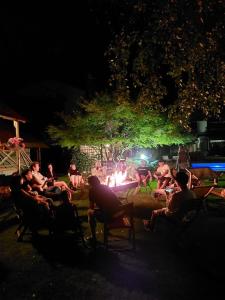 切塞纳La Pergola B&B的一群人晚上坐在火炉旁