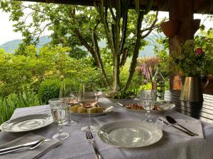 斯洛文尼亚科尼采Mala Kmetija的一张桌子,上面放有食物和酒杯