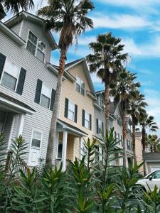 查尔斯顿*Stylish* Luxury Suite Near Historic Downtown的前面有棕榈树的房子
