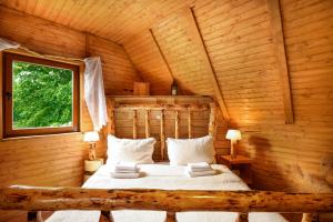 拉科维察Etno house Molendini的小木屋内一间卧室,配有一张床