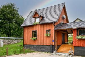 拉科维察Etno house Molendini的黑色屋顶的橙色房子