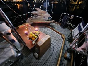 坎尼吉翁Barca a vela d’epoca Emibel的船上的一张桌子,上面放着一碗水果和蜡烛