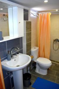 普拉塔尼亚斯S&G HOME的一间带水槽和卫生间的浴室