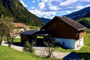 大基希海姆Chalet in Grosskirchheim in Carinthia with sauna的山地中的棕色和白色建筑