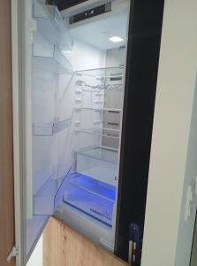 格丁尼亚ORLIK的空的冰箱,门开,架子