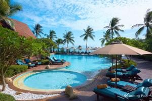波普托Bo Phut Resort and Spa - SHA Plus的一个带椅子和遮阳伞的度假村游泳池