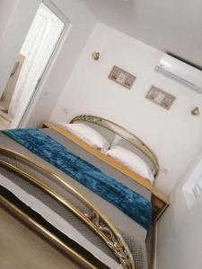 科斯蒂内什蒂Vila Happy的一间卧室设有两张床和窗户。