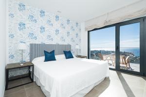 圣阿古斯丁图斯德拉凯莱海滩公寓的卧室设有白色的床和大窗户