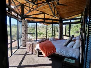 巴卢莱自然保护区格林费尔盖姆山林小屋的一间设有床铺的卧室,位于带窗户的房间内