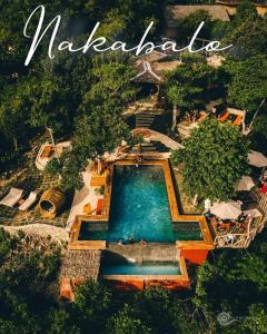 锡基霍尔Nakabalo Guesthouse & Restaurant的享有度假村游泳池的空中景致