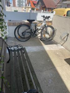迪耶普Chambre julia chez l habitant lits séparés的自行车停在长凳旁