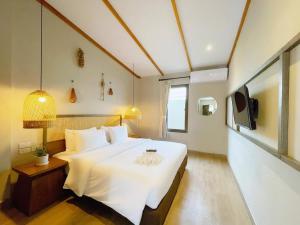 沙敦BARA BARA' Budget SATUN 'SHA Plus'的卧室配有一张白色大床和电视。