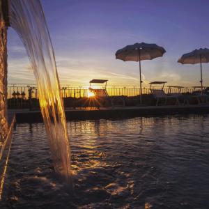福尔梅洛安格洛迪天堂农家乐的水中的喷泉,背景是日落