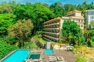康提提兰卡酒店的享有酒店空中美景,设有游泳池