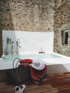 Sant Jordi DesvallsCAN TANDO Restored catalan old barn to enjoy peaceful rural simplicity的石墙客房内的浴缸