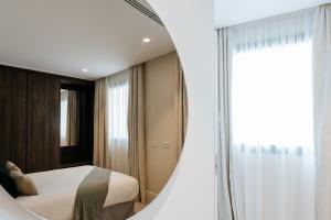 圣克鲁斯-德特内里费Dock 1 Suites的一间卧室配有一张床和镜子