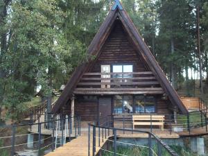 LaunkalneSilmači的树林中的小木屋,设有通往小木屋的楼梯