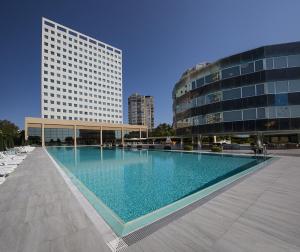 安塔利亚马尔马拉安塔利亚酒店的大楼前的大型游泳池