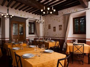 博尔戈圣洛伦索Agriturismo La Topaia的用餐室配有桌椅和酒杯