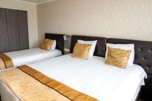 布鲁塞尔赫尔梅特酒店的两张睡床彼此相邻,位于一个房间里