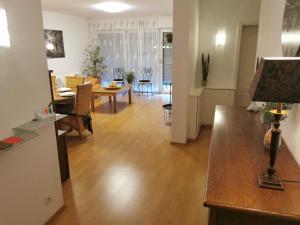 卡塞尔Schöne 3-Zimmer Erdgeschosswohnung am Bergpark,Unesco,Therme,Train, Wilhelmshöher Allee 329的一间带桌子的客厅和一间餐厅