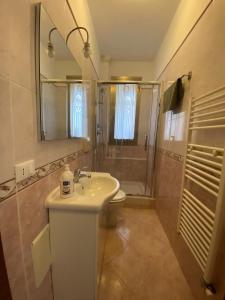 马格拉Little and cozy flat near Venice的浴室配有卫生间、盥洗盆和淋浴。