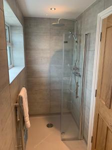 利明顿Highfield Coach House的浴室里设有玻璃门淋浴