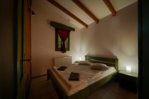 Sub CetateDesag Resort的一间卧室配有带两个枕头的床和窗户