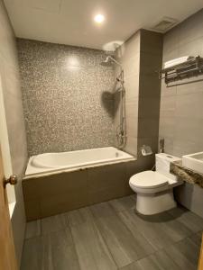富国Lana Inn - Grand World Phú Quốc的带浴缸、卫生间和盥洗盆的浴室