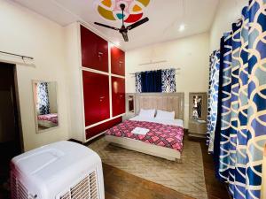 德拉敦Stayble Homestay的一间卧室配有一张床和吊扇