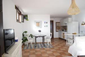 TabayescoCasa SocAire. Naturaleza, mar, paz, relax.的客厅以及带桌椅的厨房。