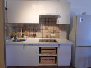 TabayescoCasa SocAire. Naturaleza, mar, paz, relax.的厨房配有白色橱柜、水槽和冰箱。