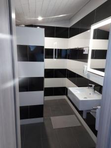 Deitingengood bed Deitingen的黑白浴室设有水槽和镜子
