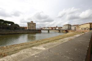 比萨Lungarno Buozzi 7 Apartments的城市里一座河流上的桥梁