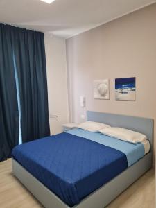 福尔米亚B&B Rayl的一间卧室配有一张带蓝色床罩的床
