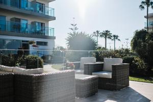 坎帕斯蒂利亚赫里奥马略卡酒店公寓的一个带柳条椅的庭院和一座建筑