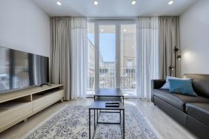 扎达尔Sidra city apartment的带沙发和大窗户的客厅