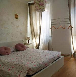 安科纳La Casetta的一间卧室配有带粉红色枕头的床。