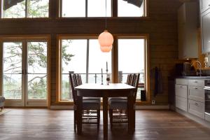 耶尔夫瑟Alpstigen 10A - Newly built sports lodge with amazing views的厨房配有桌椅和窗户。