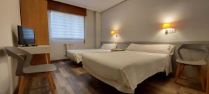 奥维多罗梅罗旅馆的酒店客房设有两张床和电视。