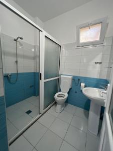 维利波吉Bianca Apartments的带淋浴、卫生间和盥洗盆的浴室